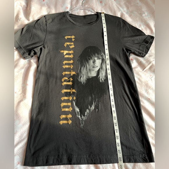 Taylor Swift Reputation Stadium Tour Black Graphic T-Shirt Gold Letters Small - Picture 1 of 9